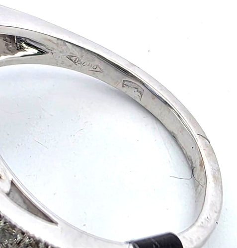 Bague 52 Bague princière en or blanc 18 carats avec un saphir de Ceylan certifié au centre, des saphirs latéraux et des diamants 58 Facettes