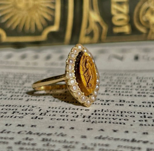 Bague 52 Bague ancienne en or jaune 18k œil de tigre et perles 58 Facettes