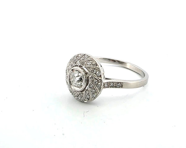 Bague 58 Bague en platine avec diamant central et diamants environnants 58 Facettes