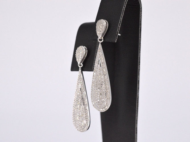 Boucles d'oreilles Boucle d'oreille en or blanc sertie de diamants 58 Facettes 2159