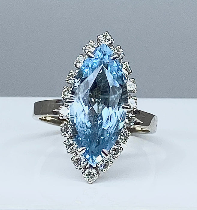 White gold, aquamarine and 18 diamond ring