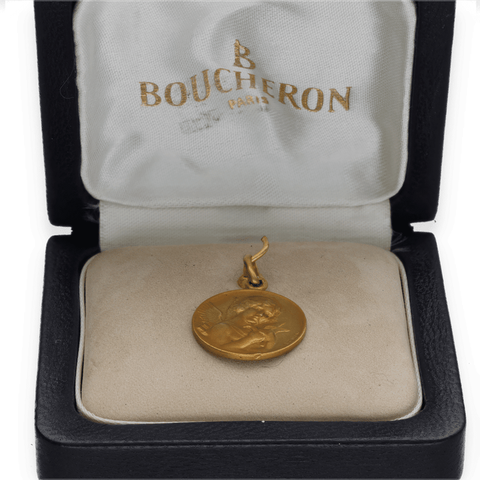 Pendentif BOUCHERON - Médaille ange amour à la colombe en or jaune massif 58 Facettes