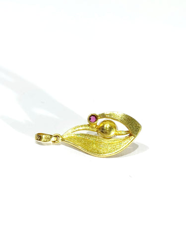 Yellow gold pendant, pearl and garnet 