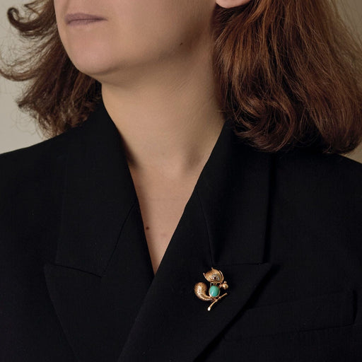 Broche Van Cleef & Arpels  Rare Broche animalière à décor d'Ecureuil en platine et or jaune, diamants, rubis et cabochon de turquoise. 58 Facettes HOU5762