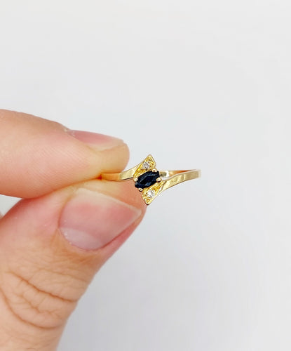 Vintage-Ring aus Gelbgold mit Navette-Saphir und Diamant