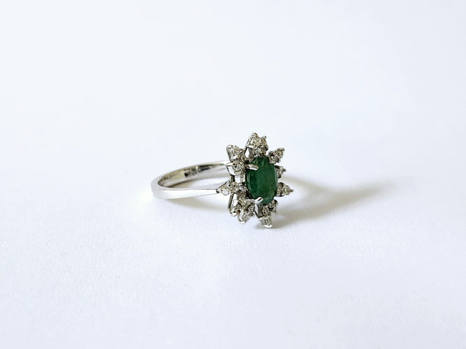 Pompadour ring in white gold, emerald and diamonds 