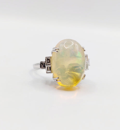 Bague cocktail vintage or blanc, opale cabochon 9,50 carats et diamants baguettes 58 Facettes A05976