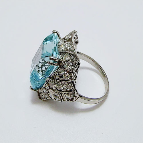 Ring i Art Deco stil i Platin med central akvamarin og diamanter 