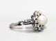 Bague 59 Bague marguerite or blanc, perle centrale, diamants 58 Facettes