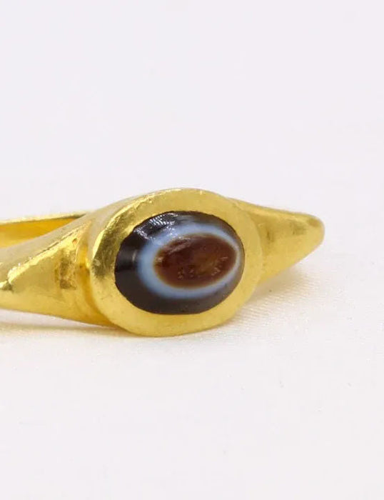 Anello su agata raffigurante Atena di profilo