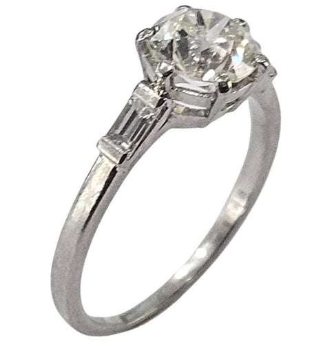 Antiker Platinring um 1920, Altschliff-Diamant 1,25 Karat und zwei Baguette 