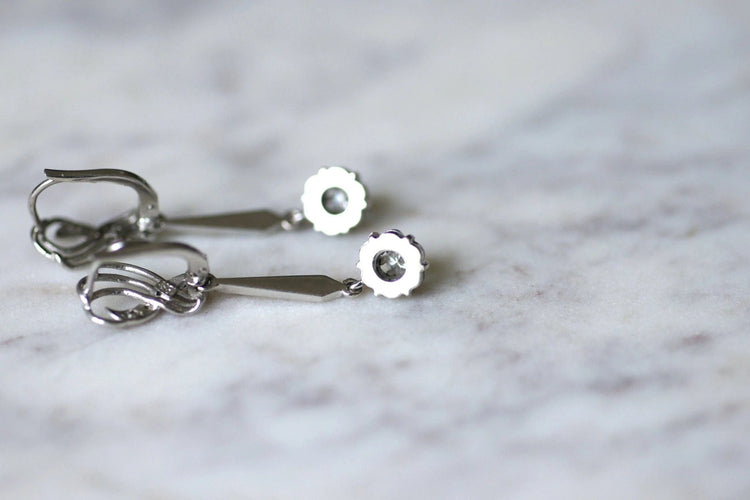 Boucles d'oreilles Longues boucles d'oreilles vintage pendantes, or blanc et diamants, années 60 58 Facettes