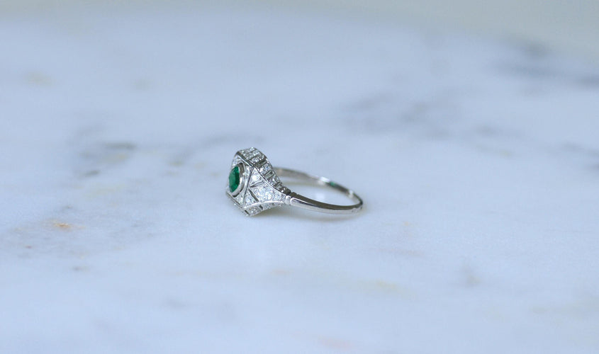 Bague 59 Bague Art Déco Emeraude et Diamants sur Platine 58 Facettes