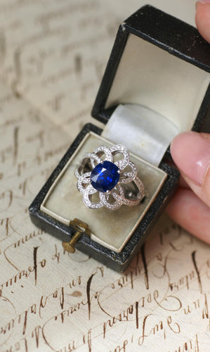 Bague 53.5 Bague Fleur or blanc, saphir de Ceylan 2.80 Cts, diamants 58 Facettes