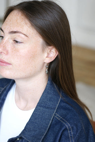 Boucles d'oreilles Anciennes boucles d'oreilles dormeuses diamants, or jaune et argent 58 Facettes