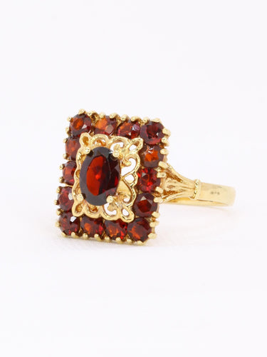 Anel vintage em ouro amarelo com granadas 