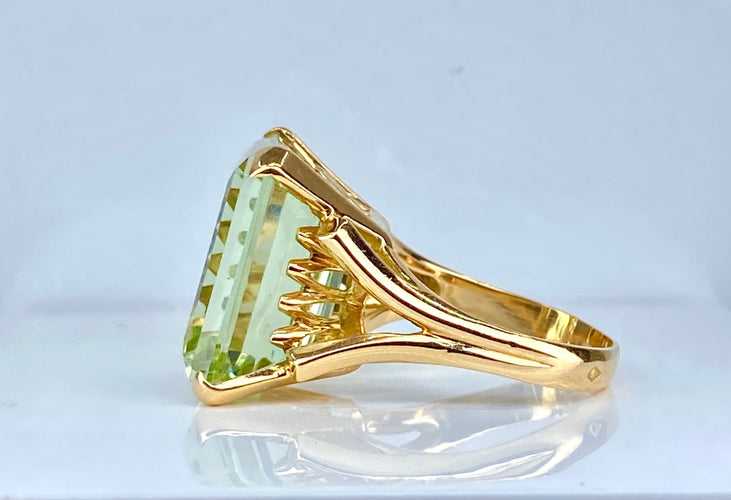Anillo de oro amarillo y berilo verde de 20 quilates 