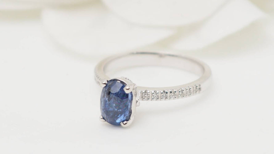 Bague 54 Bague en or blanc, saphir ovale et diamants 58 Facettes 29190