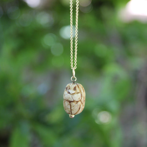 Pendentif Pendentif scarabée en pierre tan de style néo-égyptien avec monture en or jaune 58 Facettes A2003M