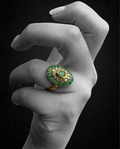 Bague 52 Bague en or jaune avec émeraude ovale et diamant et entourage d'émeraude 58 Facettes