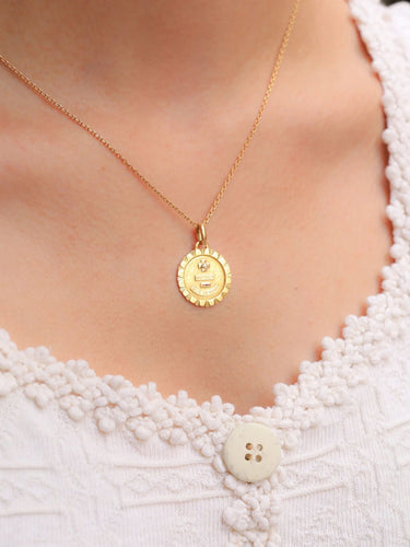 Pendentif Médaille amour Augis ronde striée Plus qu'hier moins que demain or jaune diamants rubis 58 Facettes J620