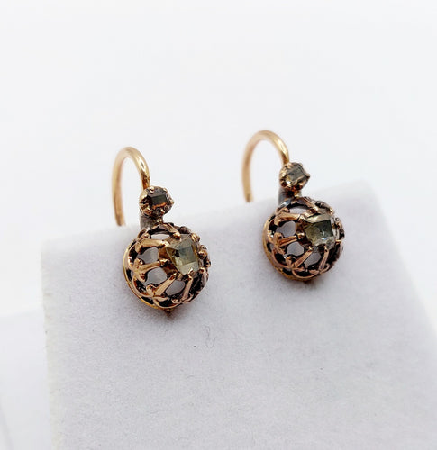 Boucles d'oreilles Dormeuses victorienne or jaune et diamants sur paillon et sertis fleurs de lys 58 Facettes A05651