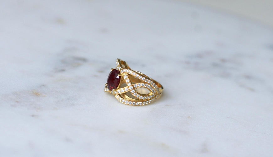 Bague 52.5 Bague Volutes or jaune, rubis et diamants 58 Facettes