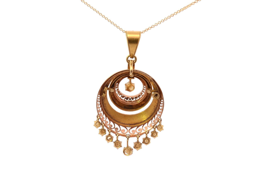 Yellow gold pendant necklace and fine pearls