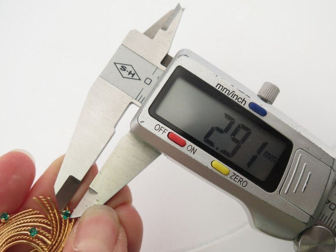 Broche vintage broche epingle tourbillon torsadee or emeraudes 58 Facettes 260447