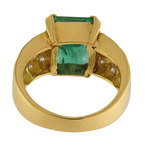 Prsten ze žlutého zlata se smaragdem o hmotnosti 4,54 karátu a diamanty 