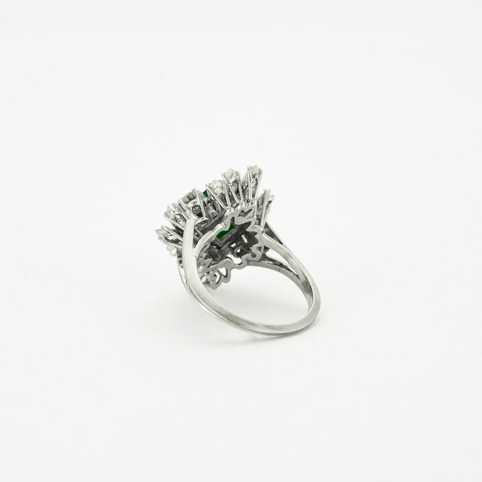 Ring decorated with a 2.5 carat emerald and diamonds