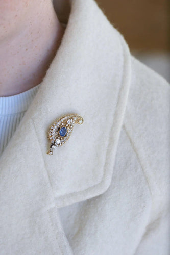 Paisleymönster med diamant- och safirbrosch