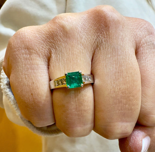 Bague 53 Bague en or blanc émeraude de Colombie et diamants princesses 58 Facettes