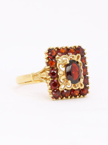 Anel vintage em ouro amarelo com granadas 