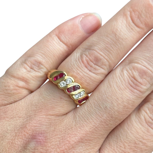 Bague 55 Bague jonc or jaune, rubis, diamants 58 Facettes 97