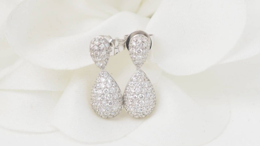 Boucles d'oreilles Pendants d'oreilles en or blanc et diamants 58 Facettes 32102