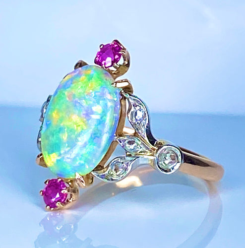 Bague 53 Bague en or jaune, opale, diamants et rubis. Vers 1900. 58 Facettes AB639