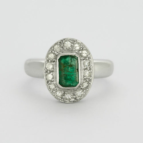 Valkokultainen sormus smaragdilla ja timanteilla