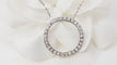 Collier Collier pendentif cercle en or blanc et diamants 58 Facettes 32920