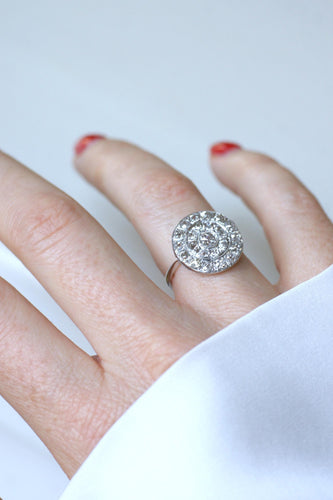 装饰艺术风格圆形靶心戒指，镶有 1.60 克拉钻石