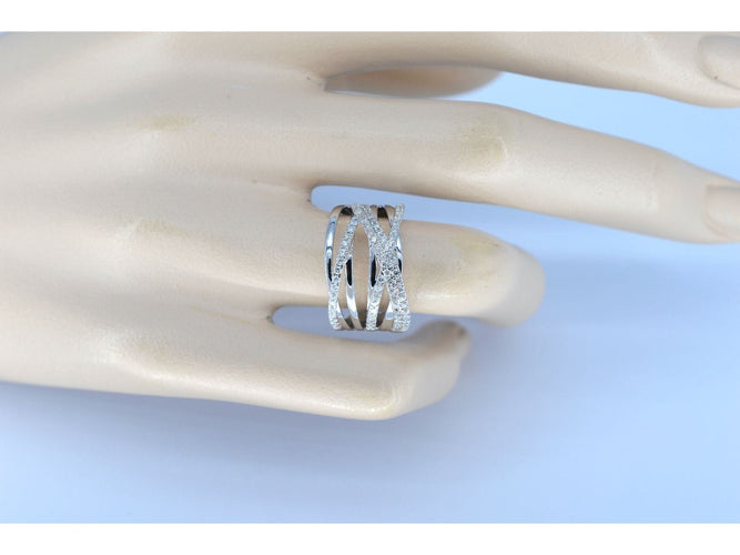 Parlak kesim pırlantalarla beyaz altın tasarım yüzük 