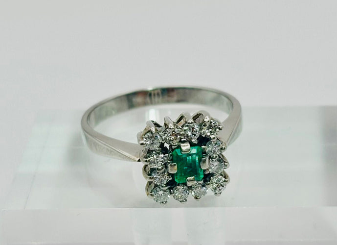 Ring i guld med smaragd och diamant-halo 