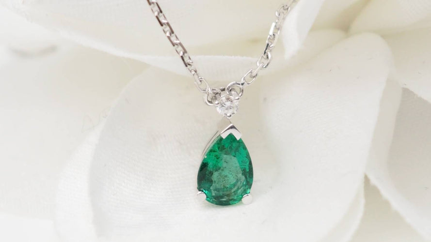 Collier 42cm Collier pendentif en or blanc, émeraude et diamant 58 Facettes 32627