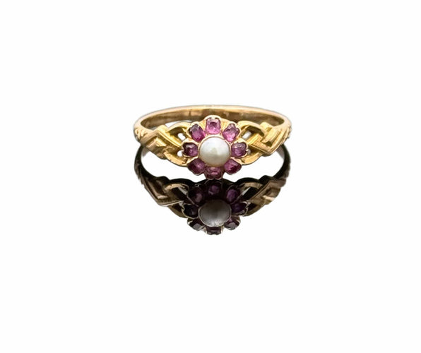Bague 56.5 Ancienne bague fleur or jaune sertie de rubis et perle 58 Facettes