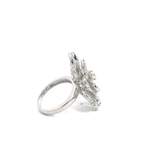 Bague Bague en or blanc et diamants à motif floral 58 Facettes UN0140