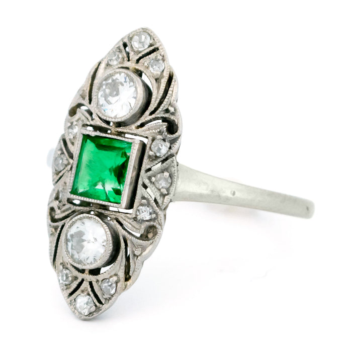 Anello a forma di marquise in platino con smeraldo e diamanti