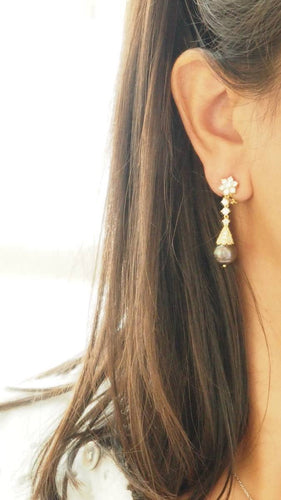 Boucles d'oreilles Boucles d'oreilles en or jaune, Diamants et perles de Tahiti 58 Facettes 32802