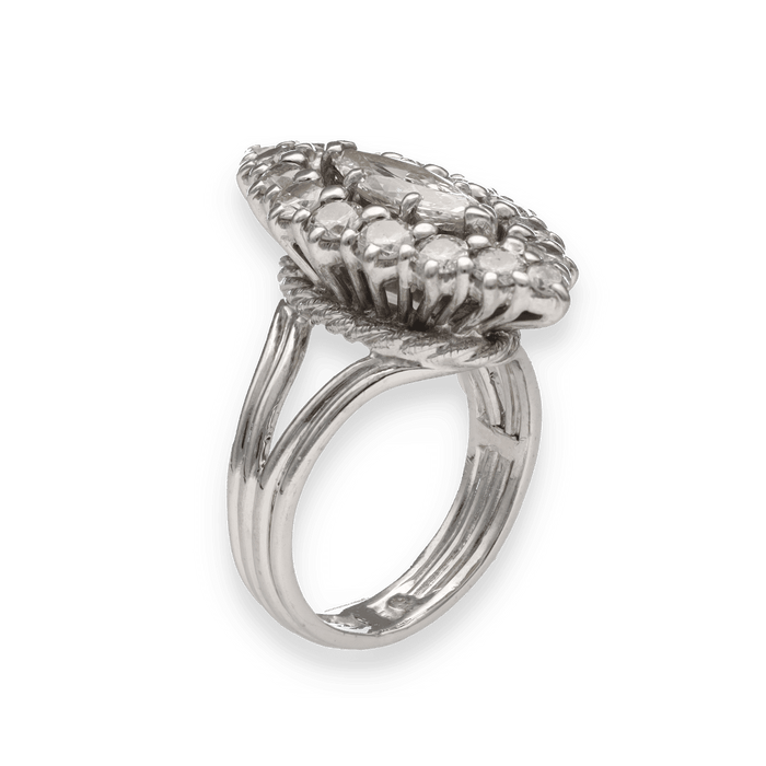 Marquise ring in white gold with brilliant diamonds and navette