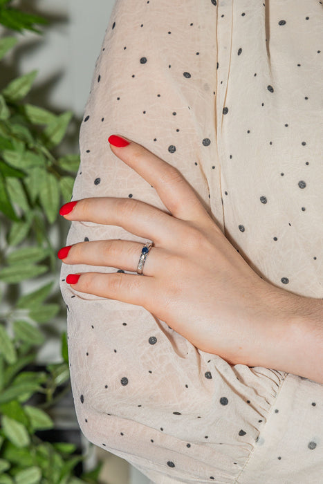 Anillo de oro blanco con zafiro