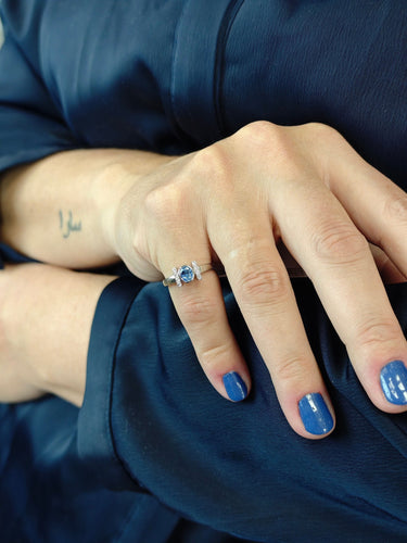 Bague Bague en or avec saphir bleu de Ceylan sans chaleur et diamants 58 Facettes AO-0005